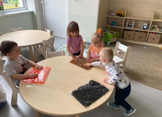 „Małe rączki odkrywają, zmysły pięknie rozwijają”