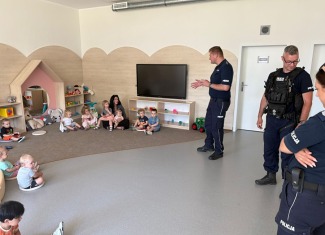 „Spotkanie z policjantami i słodkie powitanie wakacji”